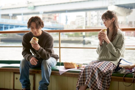 「雪の華」より、美雪（右）と悠輔（左）が初めてデートするシーン。