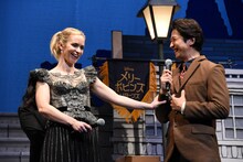 左からエミリー・ブラント、谷原章介。