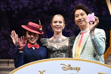 左から平原綾香、エミリー・ブラント、谷原章介。