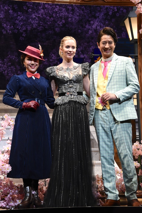 左から平原綾香、エミリー・ブラント、谷原章介。