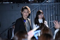 左から登坂広臣、中条あやみ。