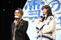 左から登坂広臣、中条あやみ。