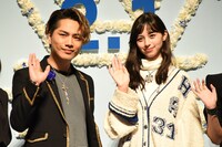 左から登坂広臣、中条あやみ。