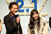 左から登坂広臣、中条あやみ。