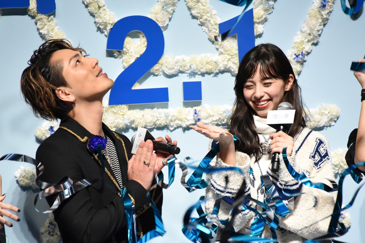 左から登坂広臣、中条あやみ。