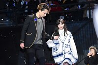 左から登坂広臣、中条あやみ。