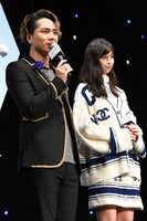 左から登坂広臣、中条あやみ。