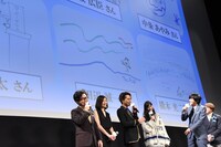 田辺誠一のイラストを見て笑うキャストたち。