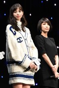 左から中条あやみ、中島美嘉。