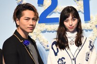 左から登坂広臣、中条あやみ。