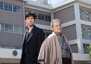 左から日村役の西島秀俊、阿岐本役の西田敏行。