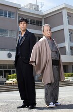 左から日村役の西島秀俊、阿岐本役の西田敏行。