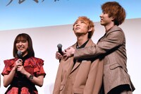 平祐奈（左）がチョコレートをあげたい人を考える間、じゃれながら答えを待つ男性陣。