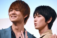 左から佐野勇斗、本郷奏多。