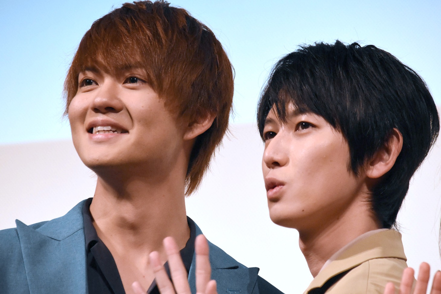 左から佐野勇斗、本郷奏多。