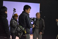 「麻雀放浪記2020」メイキング写真より、白石和彌（左奥）と竹中直人（右奥）。