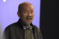 「麻雀放浪記2020」メイキング写真より、クソ丸役の竹中直人。