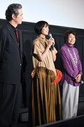 左から加藤雅也、石橋静河、白川和子。