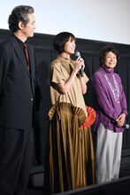 左から加藤雅也、石橋静河、白川和子。