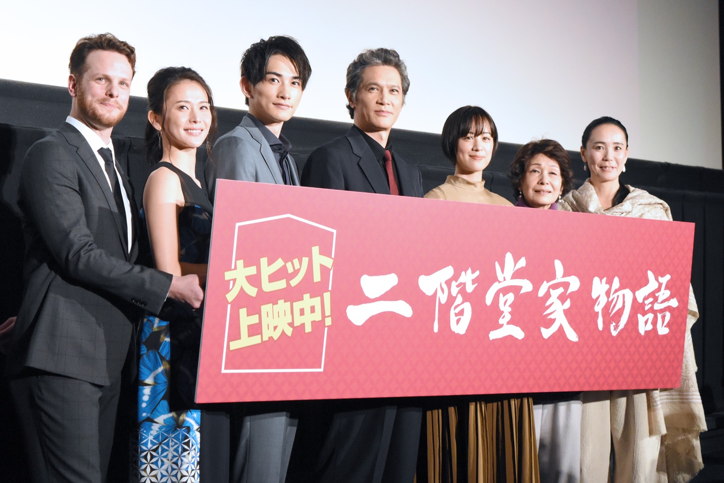 「二階堂家物語」公開記念舞台挨拶の様子。左からネルソン・バビンコイ、陽月華、町田啓太、加藤雅也、石橋静河、白川和子、河瀬直美。