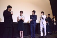 犬飼貴丈（中央右）にツッコまれる水上剣星（左端）。