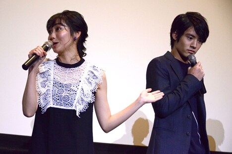 赤楚衛二（右）を「ほぼ万丈です！」と紹介する高田夏帆（左）。