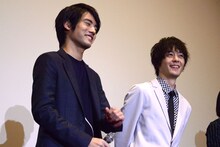 左から赤楚衛二、犬飼貴丈。