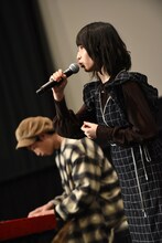 左からポチ（Piano）、ほのか（Vo, G）。