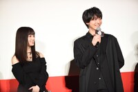 左から橋本環奈、高杉真宙。