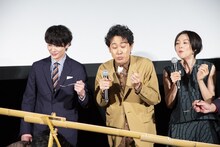 左から岡田将生、大泉洋、本上まなみ。