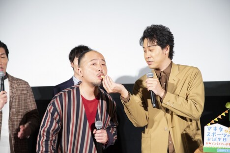 マキタスポーツ(左)にチーズを食べさせる大泉洋。