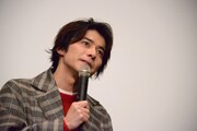 共演者の赤楚衛二について「たまに“人を殺す目”をするときがありますよね」と言って、モノマネする武田航平。