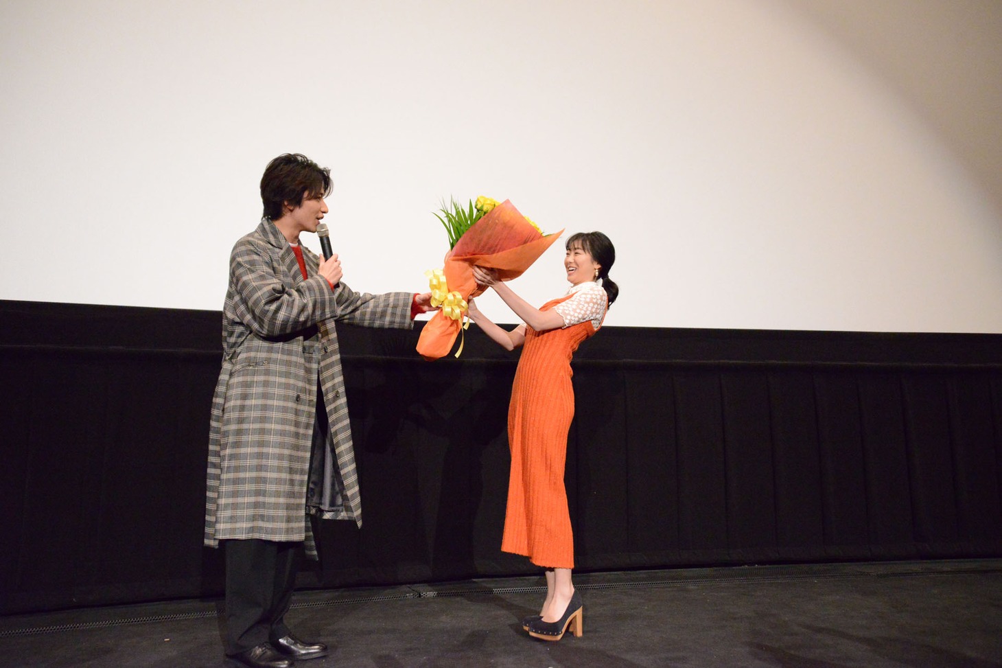 武田航平（左）に花束を渡す高田夏帆（右）。