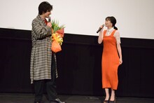 武田航平（左）から、「ニンジンみたい」と衣装をいじられる高田夏帆（右）。