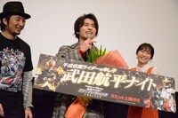 「平成仮面ライダーの申し子」と書かれたボードを見て、「やめてよ！」と照れる武田航平（中央）。