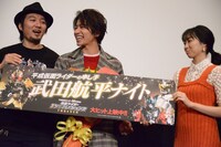 高田夏帆（右）と肩を組もうするが、結局遠慮した武田航平（中央）。