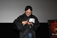 スマートフォンを操作する町山智浩。