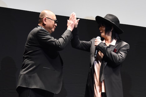 ハイタッチするブラザートム（左）と京本政樹（右）。