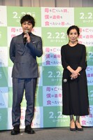 左から安田顕、倍賞美津子。