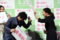 フリップで安田顕（左）の頭をたたくマネをして会場を爆笑させる倍賞美津子（右）。