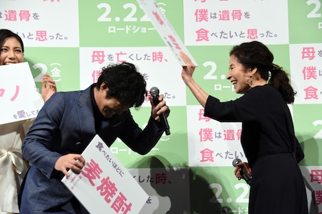 フリップで安田顕（左）の頭をたたくマネをして会場を爆笑させる倍賞美津子（右）。