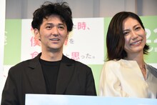 左から村上淳、松下奈緒。