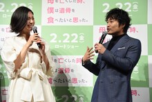 左から松下奈緒、安田顕。