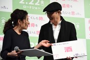 左から倍賞美津子、石橋蓮司。