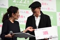 左から倍賞美津子、石橋蓮司。