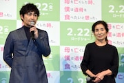 「母を亡くした時、僕は遺骨を食べたいと思った。」の完成披露舞台挨拶より。左から安田顕、倍賞美津子。