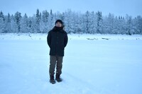 オーロラシーンを撮影したレヴィの雪原にて、橋本光二郎。