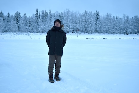 オーロラシーンを撮影したレヴィの雪原にて、橋本光二郎。