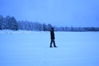 オーロラシーンを撮影したレヴィの雪原にて、橋本光二郎。