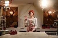 エルフの隠れ家内の“ジンジャークッキーの小屋”にて、エルフの装いをしたスタッフ。